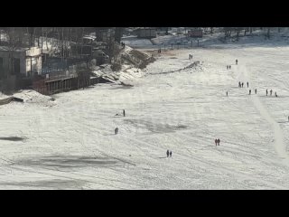 Ого, как много людей на канале гуляет! Прям полноценная парковая зона) 
Некоторые на лыжах катаются, другие и..