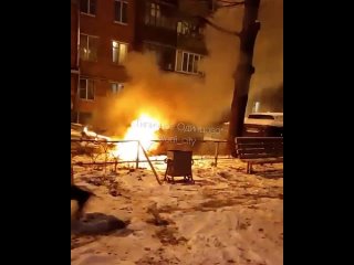 Первым на место тушения пожара в 6 микрорайоне прибежал дворник, который при помощи снега и лопаты пытался..