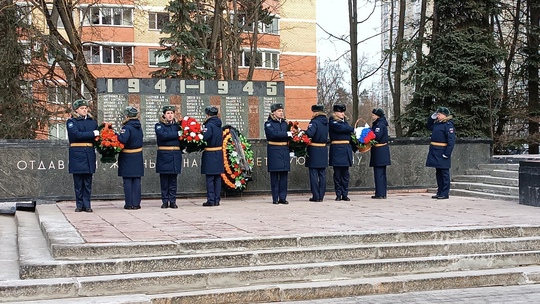 В Щёлково возложили цветы к памятнику «Отдавшим жизнь за нашу Советскую Родину»🌹  В микрорайоне Щёлково-3 у..