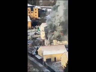 В Путилково загорелся двухэтажный частный дом  Огонь очень сильный, на место прибыли..