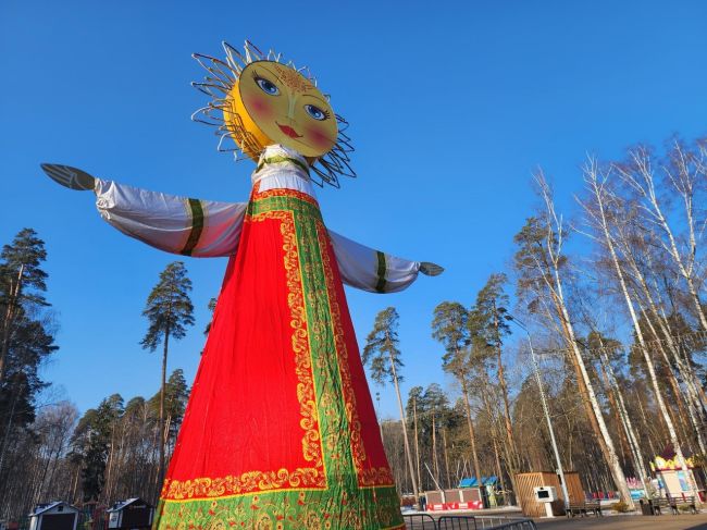 🎉 Баба Матрёна украсила площадь Центрального парка Ногинска.
Матрёна третий год украшает масленичную..