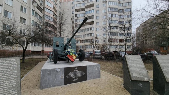 Памятник воинам 7-го прожекторного полка и мемориальную стену с именами ветеранов военного городка Павшино..