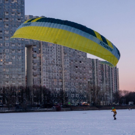 Кайтсёрфинг на канале в Химках 🪂  Фото -..