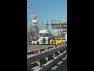 ❗️ДТП на Ленинградке напротив Лиги, ещё один таксист узнал о существовании слепых зон грузовика  Движение в..