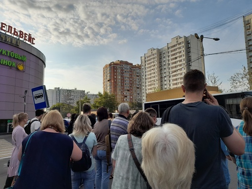 Прекрасное утро в Железнодорожном, электрички и маршрутки битком! 
Видимо многие опоздали сегодня на..