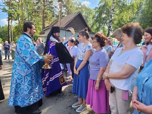 Наместник Троице-Сергиевой лавры вручил настоятелю будущего храма, протоиерею Александру Мензелинцеву..