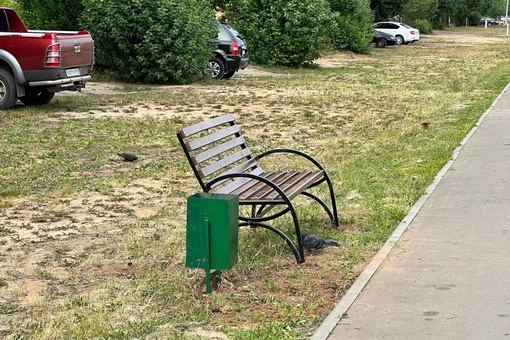 Скамейки, установленные на пешеходной зоне улицы Набережная, пользуются большой популярностью.  Люди с..