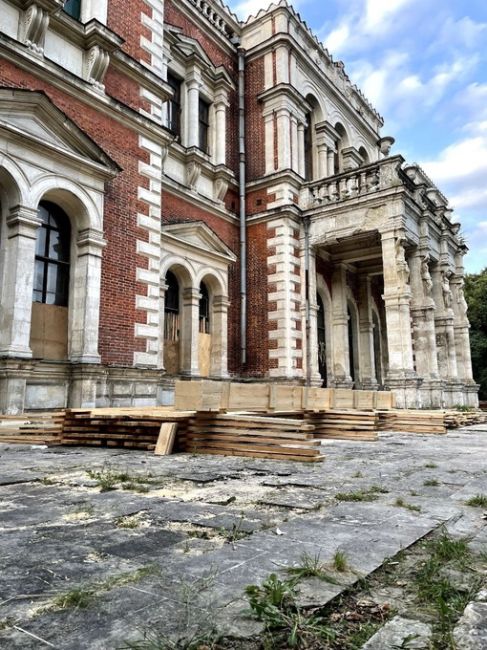 ️В усадьбе Быково начались противоаварийные работы. 
Над крышей дворца подрядчик установит конструкцию,..