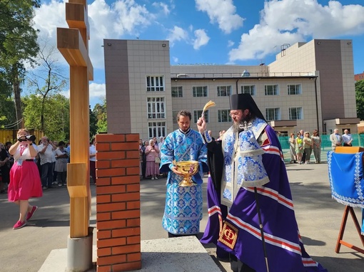 Наместник Троице-Сергиевой лавры вручил настоятелю будущего храма, протоиерею Александру Мензелинцеву..