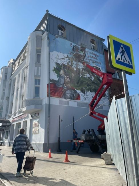 🎨 Коломна готовится ко Дню города. В Старом городе скоро появится граффити на здании торгового центра..