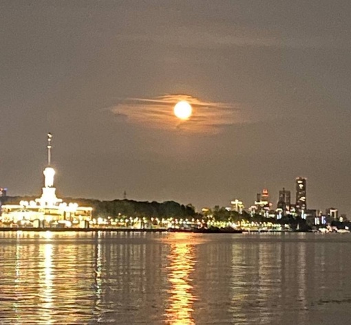 Второе суперлуние можно наблюдать в Москве в ночь с 30 на 31 августа 🌑  В эту ночь, Луна максимально близко..