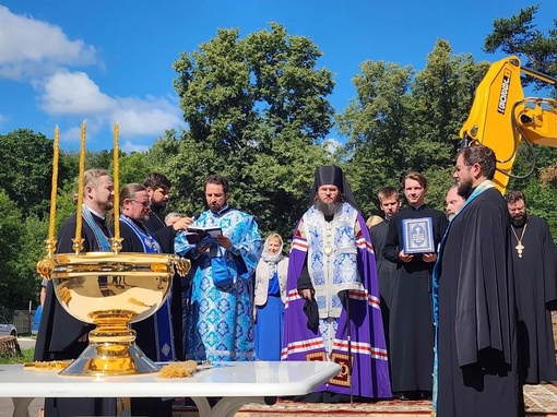 Наместник Троице-Сергиевой лавры вручил настоятелю будущего храма, протоиерею Александру Мензелинцеву..