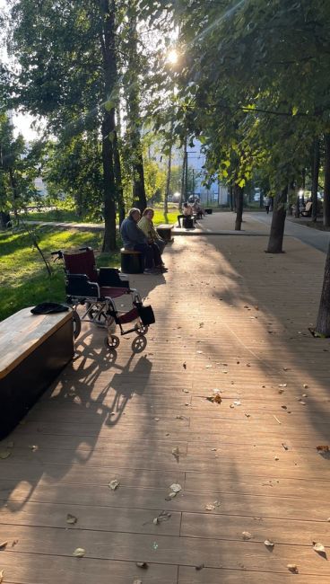 Спасибо за парк за 20-й школой ❤️ 
После обновления туда подтянулись вполне приличные люди. Алкашей пока не..