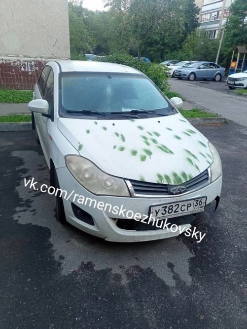 Сгнивший белый китаец Chery, стоящий у д.12 А по ул .Чапаева как бы намекает, что жизнь бывает не только в чёрную и..