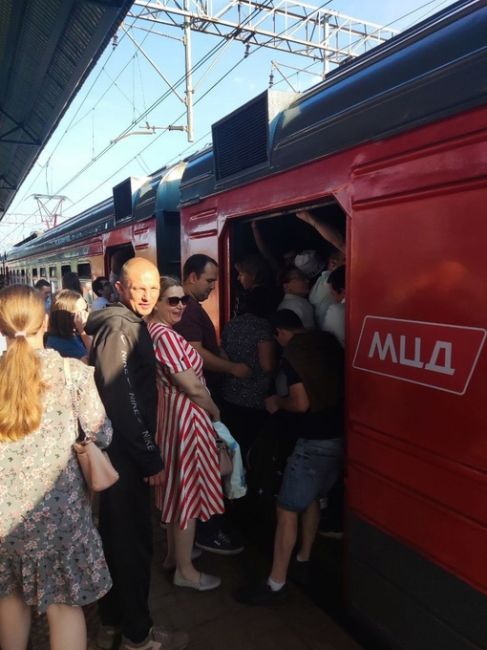 БЕДНЫЕ ПАССАЖИРЫ 😢
В Железнодорожном сегодня так. Кому повезло, тот успел на работу. Точно такая же история..