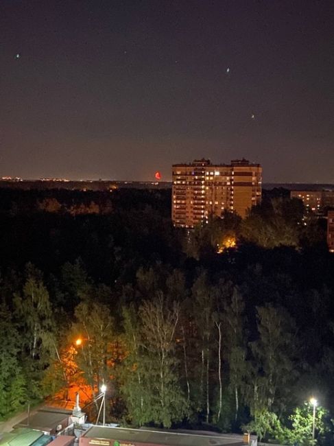 КРАСНАЯ ЛУНА НАД БАЛАШИХОЙ 🩸 
Очень большая и красивая 😍  Кидаете свои фотки в комменты..