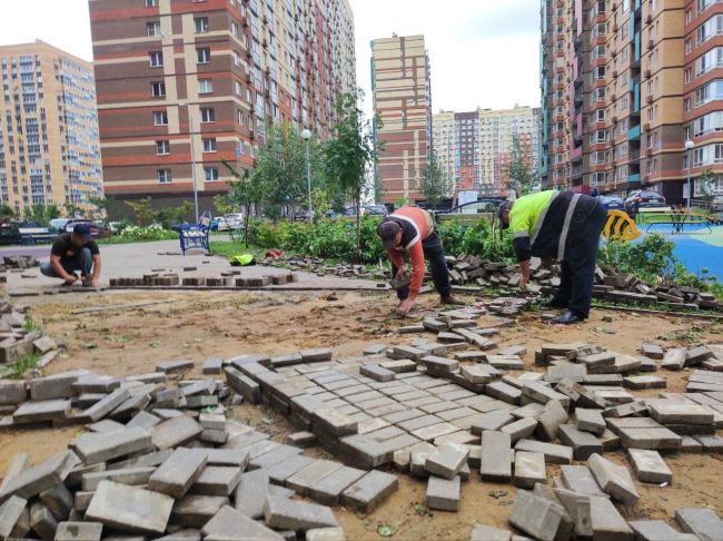 Литературный бульвар, 4. Во дворе обновляют..