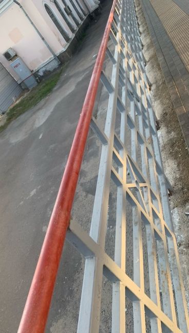 Обратите внимание ! 
На перроне в Подольске все перила  вымазаны какой-то смесью , я ожидая свой поезд 9.08.2023 ,..
