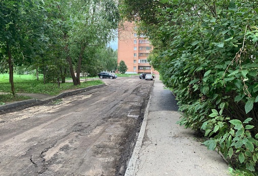 🚜 Дорогу в коломенском дворе ремонтируют после обращения к главе 
Во дворе дома № 77 по улице Ленина начали..