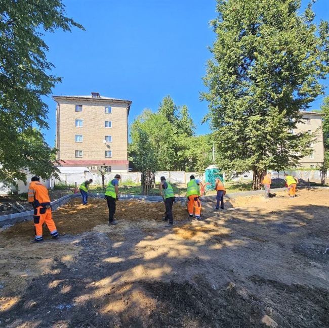 🚜 На проспекте Ленина проходит благоустройство сквера около МФЦ.  Сейчас на объекте устраивают основания..