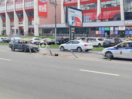 Тросы на Можайском шоссе в Одинцово теперь регулярно проверяются на прочность 😕  Сегодня напротив ТЦ..