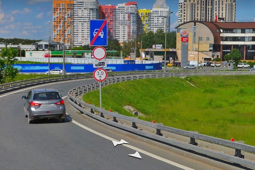 На пересечении Рублево-Успенского шоссе и МКАД фуре опять снесло крышу..