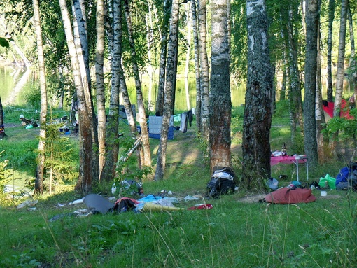 Фоторепортаж с Лесного озера. 
На Лесном озере в Сергиевом Посаде отгремели, отшумели выходные дни. Озеро и..