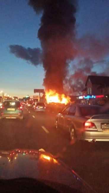 Вечером 25 августа на строительном рынке в Нахабино произошел крупный пожар  Площадь возгорания достигала 750..