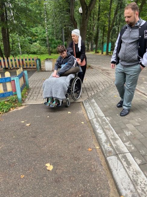 В районе главного входа в Городской парк по обращению жительницы Красногорска обустроен  пологий спуск для..