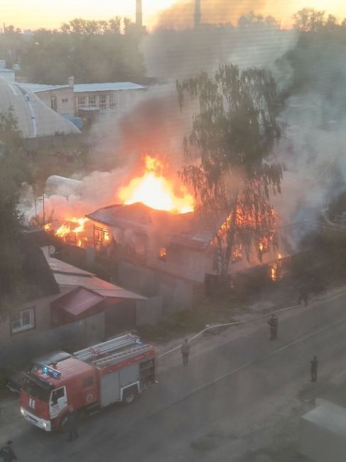 04:30 Орехово-Зуево, район Карболит, горит частный жилой дом. Причины возгорания неизвестны. Люди долго ждали..