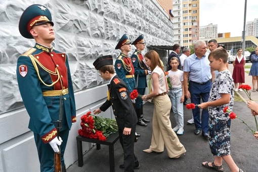 ВЕЧНАЯ ПАМЯТЬ ГЕРОЮ❗
Мемориальную доску участнику СВO Алесандру Гордиенко открыли в Балашихе. Ее..