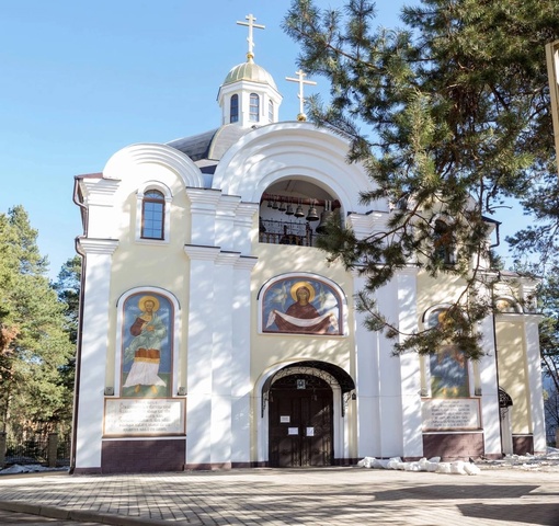 Храм Космы и Дамиана. В народе его еще называют Покровским. Двойное название скорее всего связано с тем, что в..