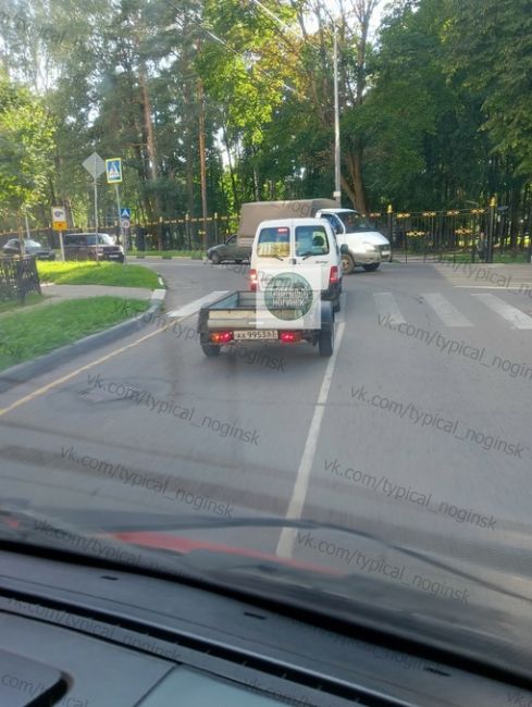 Рядом с домом леснова 7 на парковке машину темную в заднюю левую часть, стукнули прицепом и..