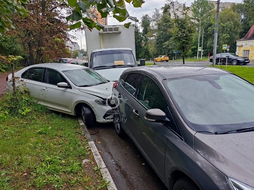 Впечатанный в дерево каршеринг в 4 микрорайоне оказался не способом завершения парковки. Оказалось, вчера в..