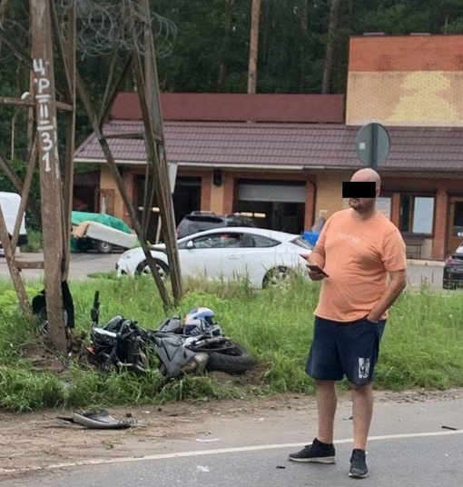 Мотоциклист влетел в опору ЛЭП, уходя от столкновения с такси на ул. Электрификации в Раменском- сообщают..