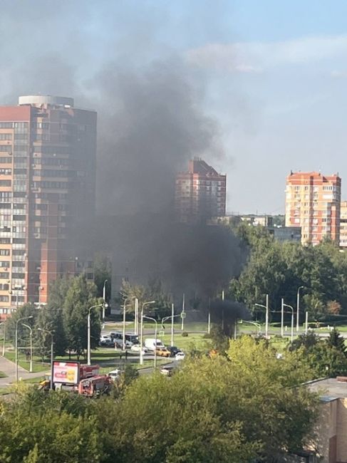 Дым от сгоревшего такси на кругу над Октябрьским проспектом.
Фото из чата "Подольск: пробки, засады,..