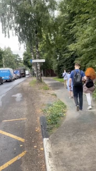 ПЕШКОМ ДО МОСКВЫ 🚶🏻‍♀
Электричек нет, на вход в автобус гладиаторские бои, такси даже по 2 тыс машин нет...