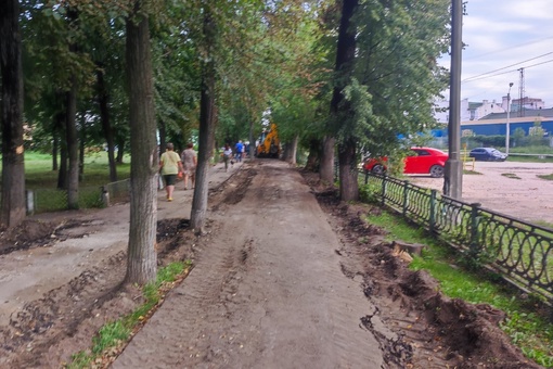 🚜🚜🚜 Возле Коломенского завода начались работы по ремонту тротуара. Сегодня старое покрытие..