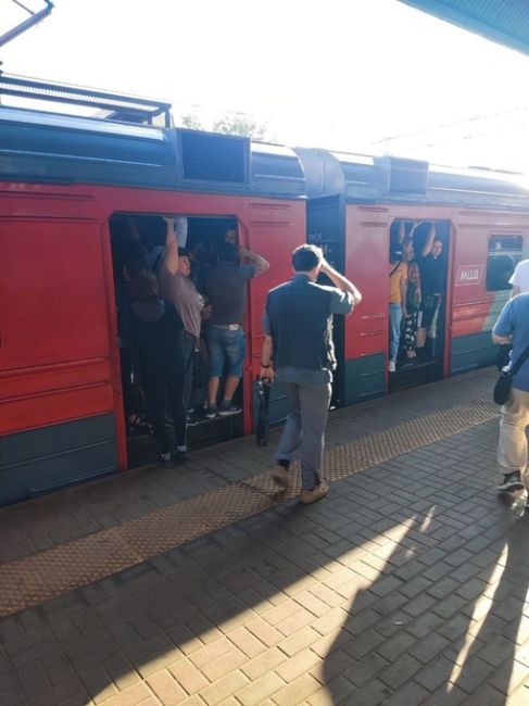 БЕДНЫЕ ПАССАЖИРЫ 😢
В Железнодорожном сегодня так. Кому повезло, тот успел на работу. Точно такая же история..