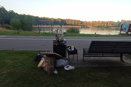 Ну вот, другое дело... Сразу видно, что наступило долгожданное лето и жители потянулись к воде. Мусор за год..