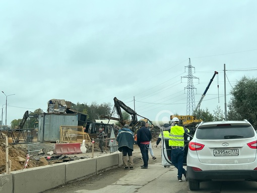 Движение в Ромашково парализовано ❌  На реконструируемом участке дороги прямо на проезжую часть упала..