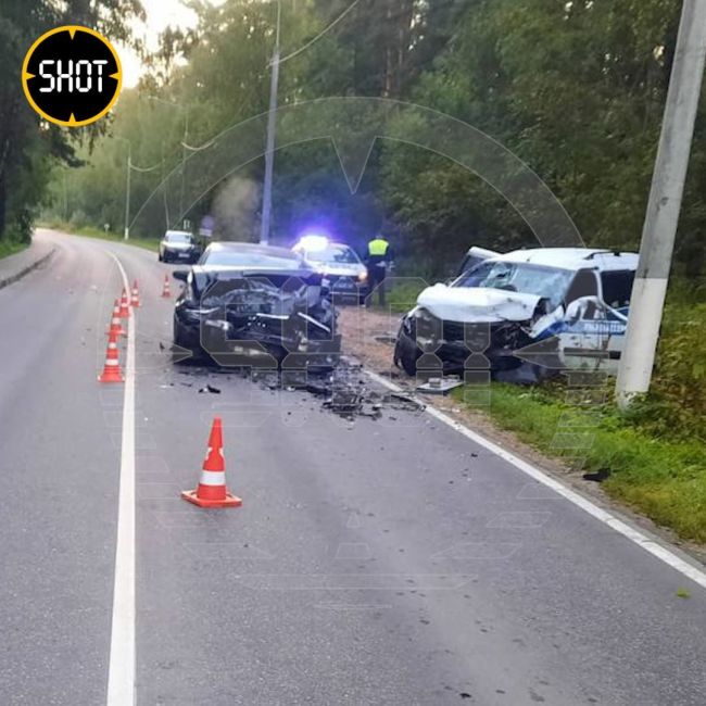 В Подмосковье Audi A6 на полном ходу влетела в полицейский автомобиль. Водитель иномарки сбежал сразу же после..