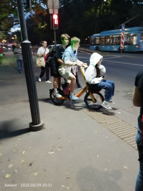 Слабоумие и отвага на Юбилейном проспекте! 🤪
По автодороге, на встречке, на самокатах вдвоем… Да это просто..