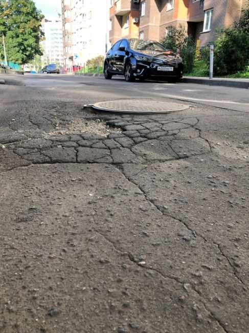 В пятистах метрах от места где хорошее покрытие меняют на новое- Набережная и Клубная улицы и убитый двор..