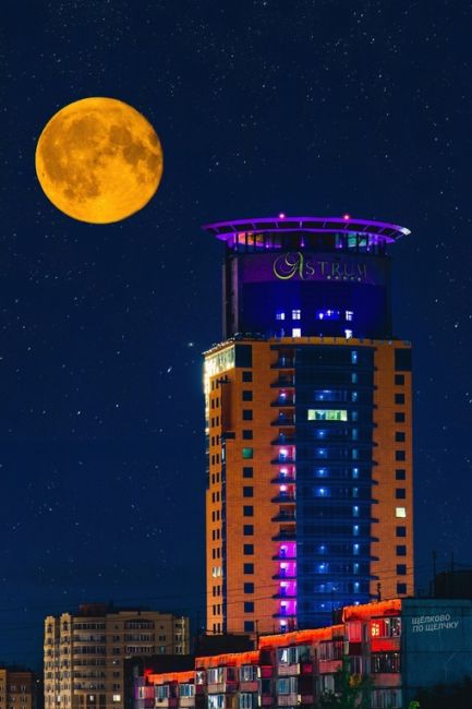 Луна сегодня над Щёлково🌕  Еще интересно кто там в гостинице развлекается на одном этаже))
📸Виктория..