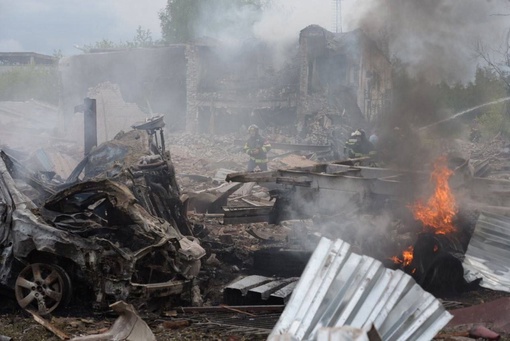 Под завалами на предприятии в Сергиевом Посаде, где произошел взрыв, находятся пять человек.  Среди них —..