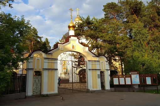 Храм Космы и Дамиана. В народе его еще называют Покровским. Двойное название скорее всего связано с тем, что в..