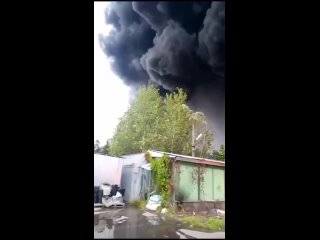 В Подмосковном Раменском горит склад с удобрениями.  Огонь распространился на площади 1800..