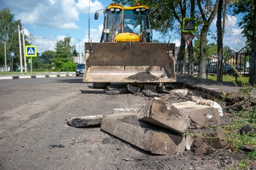 🚜 Ремонт дорог в округе должны завершить к 1 сентября 
В Озерах начался ремонт участка дороги в Фабричном..