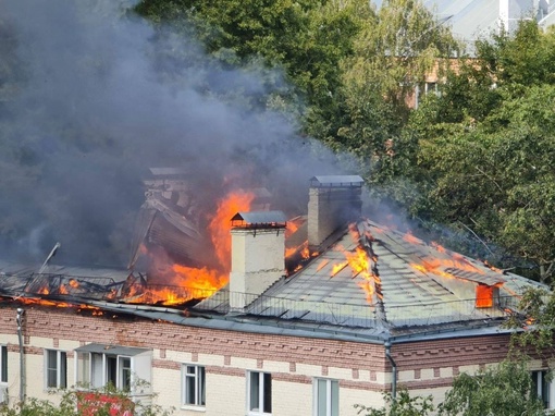 Площадь пожара на Пионерской, 1 - 1000 кв м.
10 пожарных расчетов задействовано в тушении На месте работают..